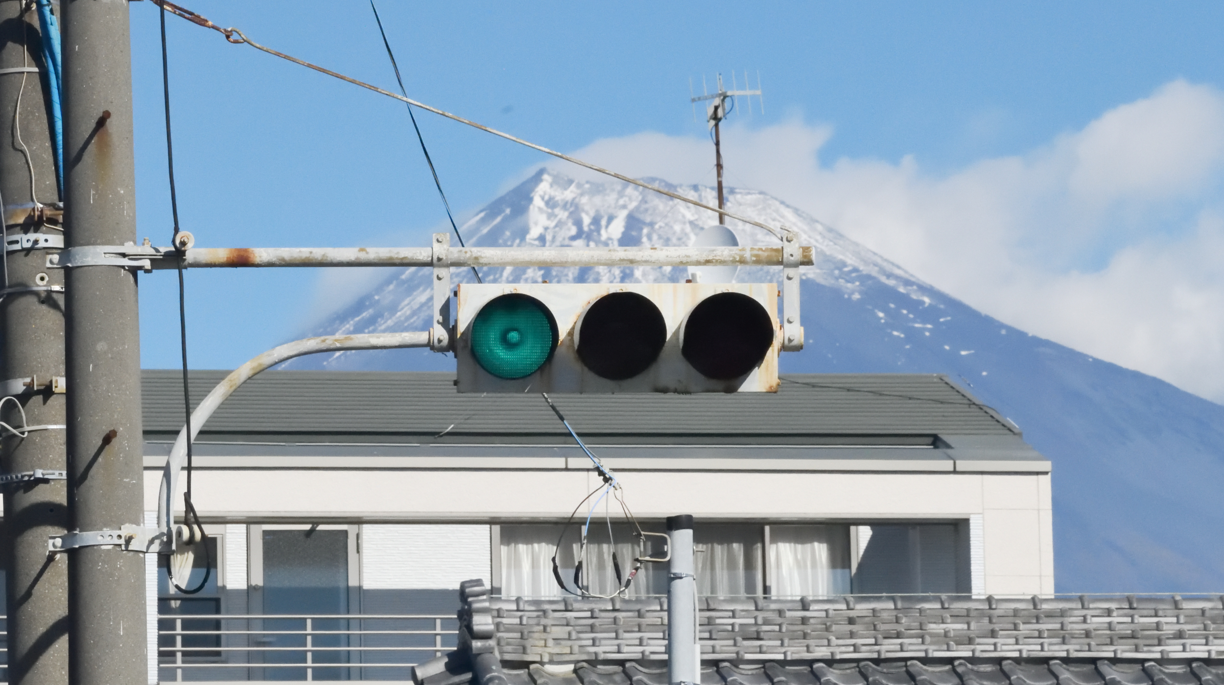 富士山を背景にした交通信号機