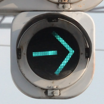 前橋市三俣町１丁目の矢印信号機