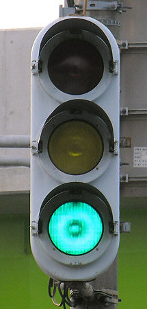 下野市下坪山の縦型信号機