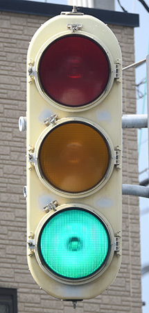 弘前市馬屋町の縦型信号機