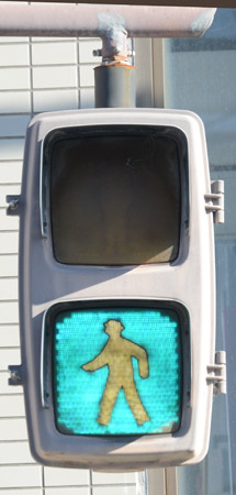 生駒市小瀬町の歩行者用信号機