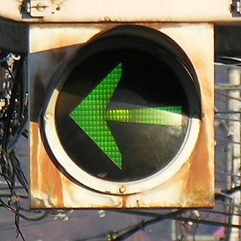 山梨市上神内川の矢印信号機