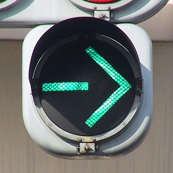 さくら市卯の里１丁目の矢印信号機