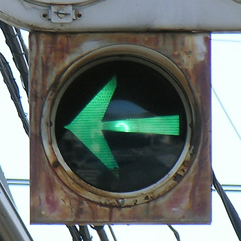 甲府市幸町の矢印信号機