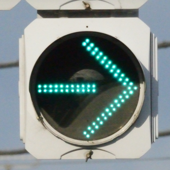 宇都宮市旭２丁目の矢印信号機